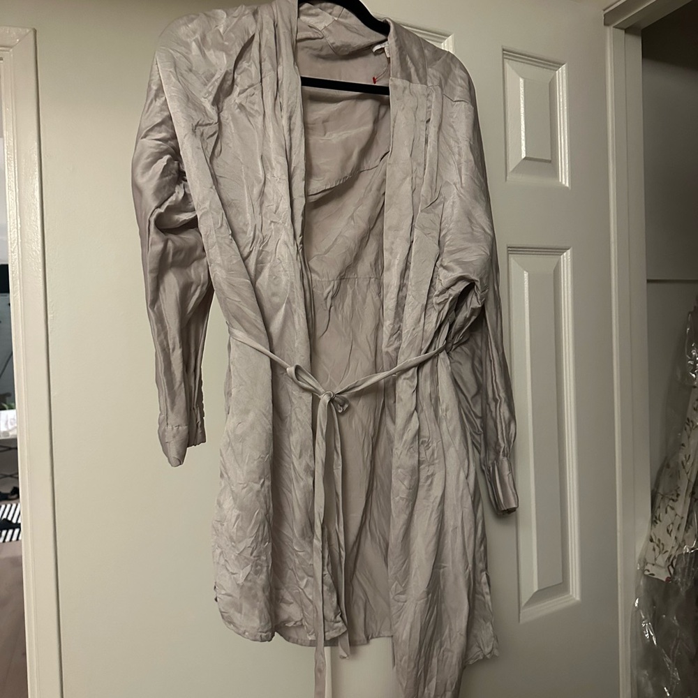 Lunya Silver Silk robe. Like new. Matching pj set also available.